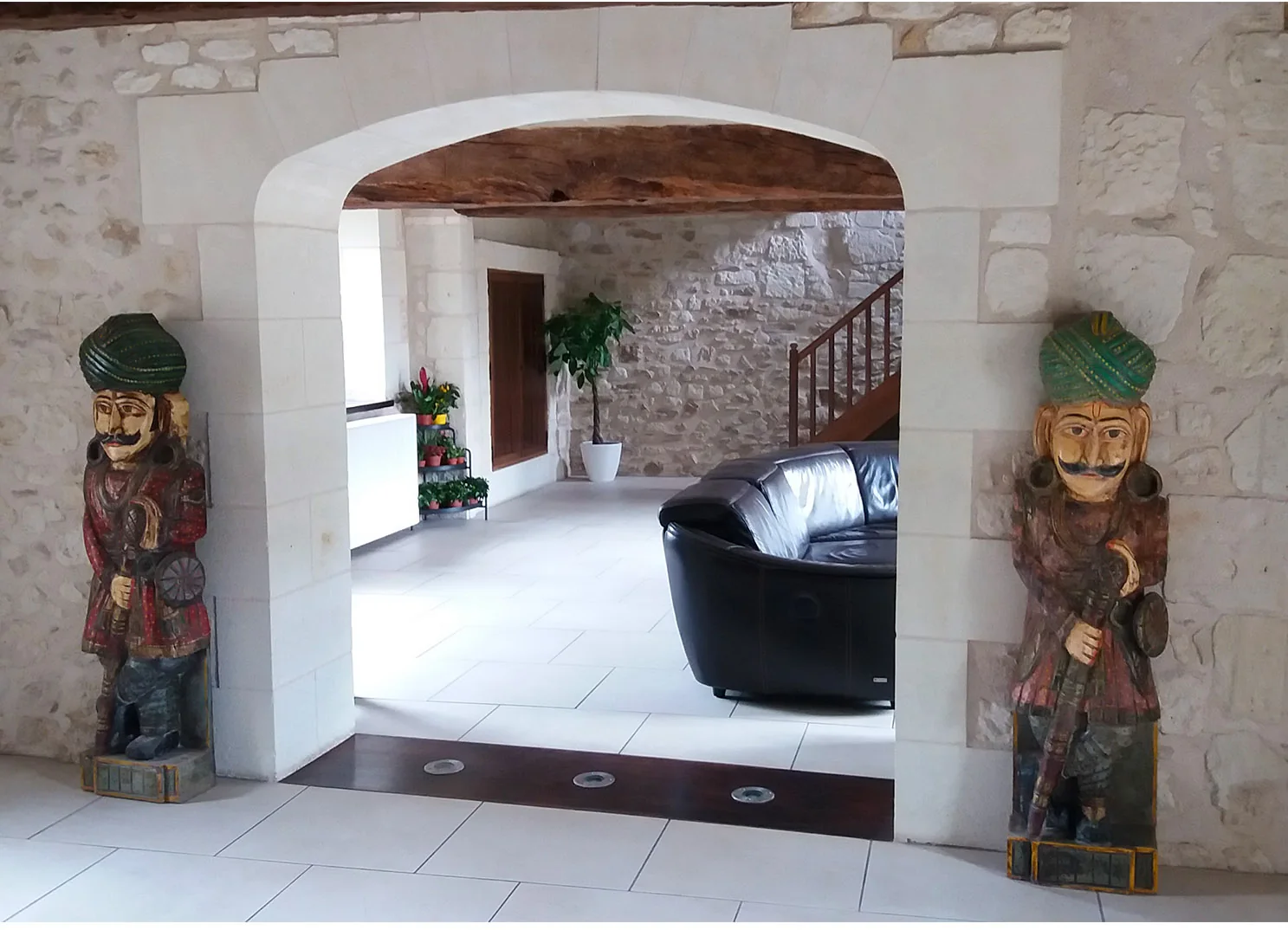 Arche en pierre et intérieur de la longère