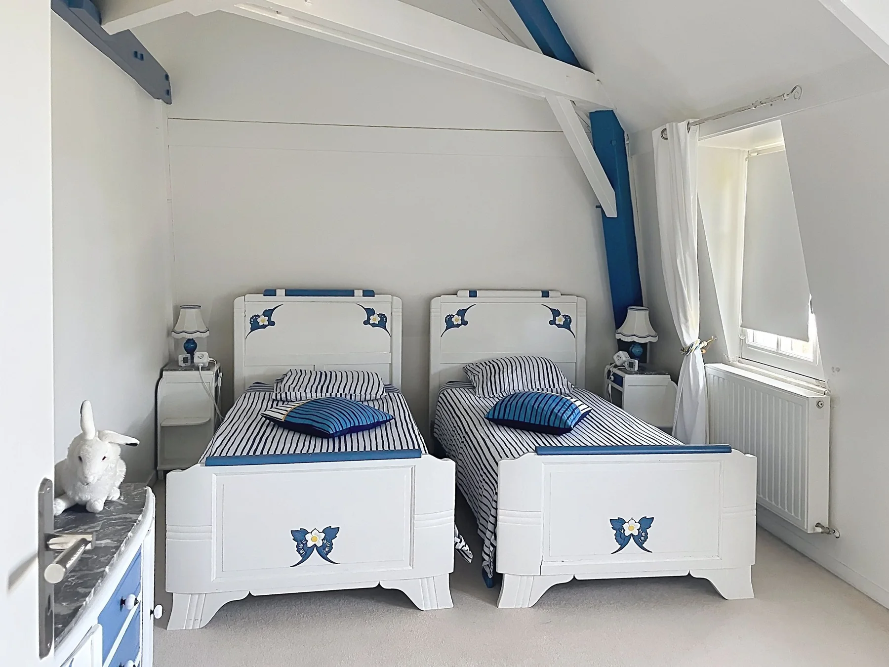Chambre avec deux lits simples