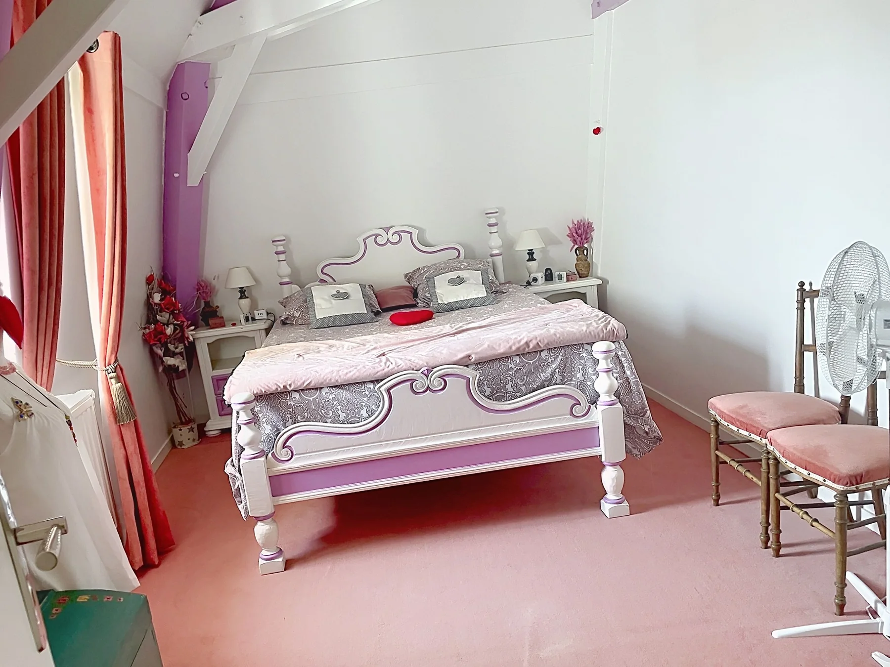 Chambre rose sous les poutres