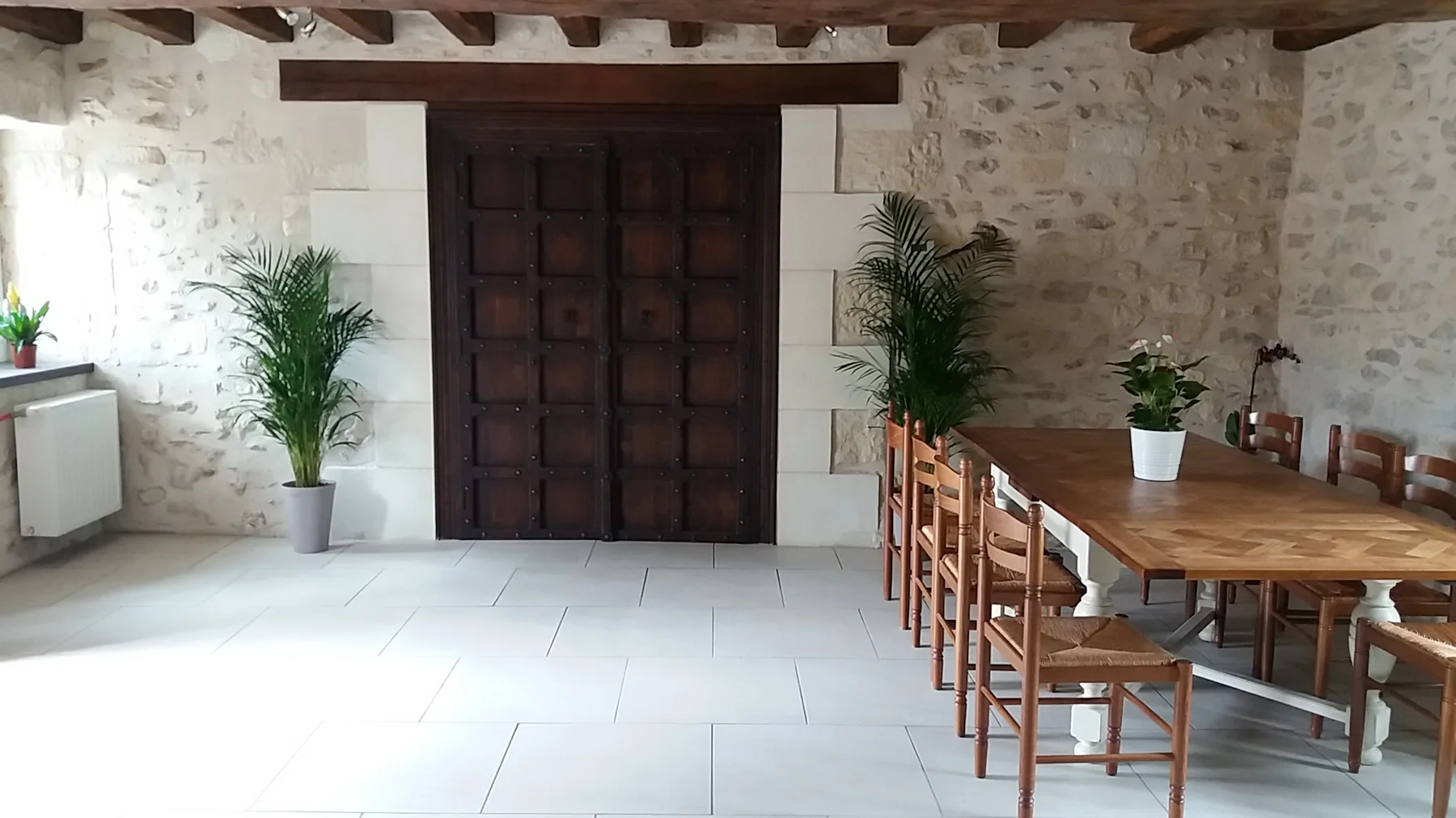 Petit salon avec mobilier en cuir