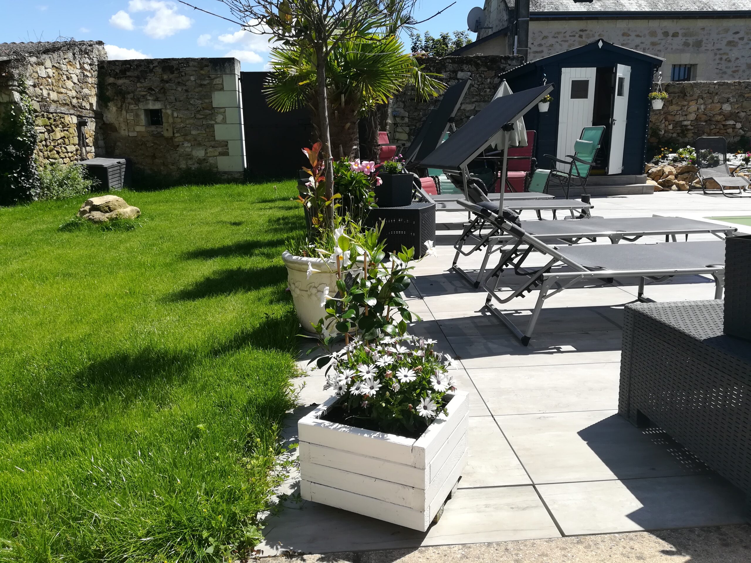 Jardin et façade de la longère