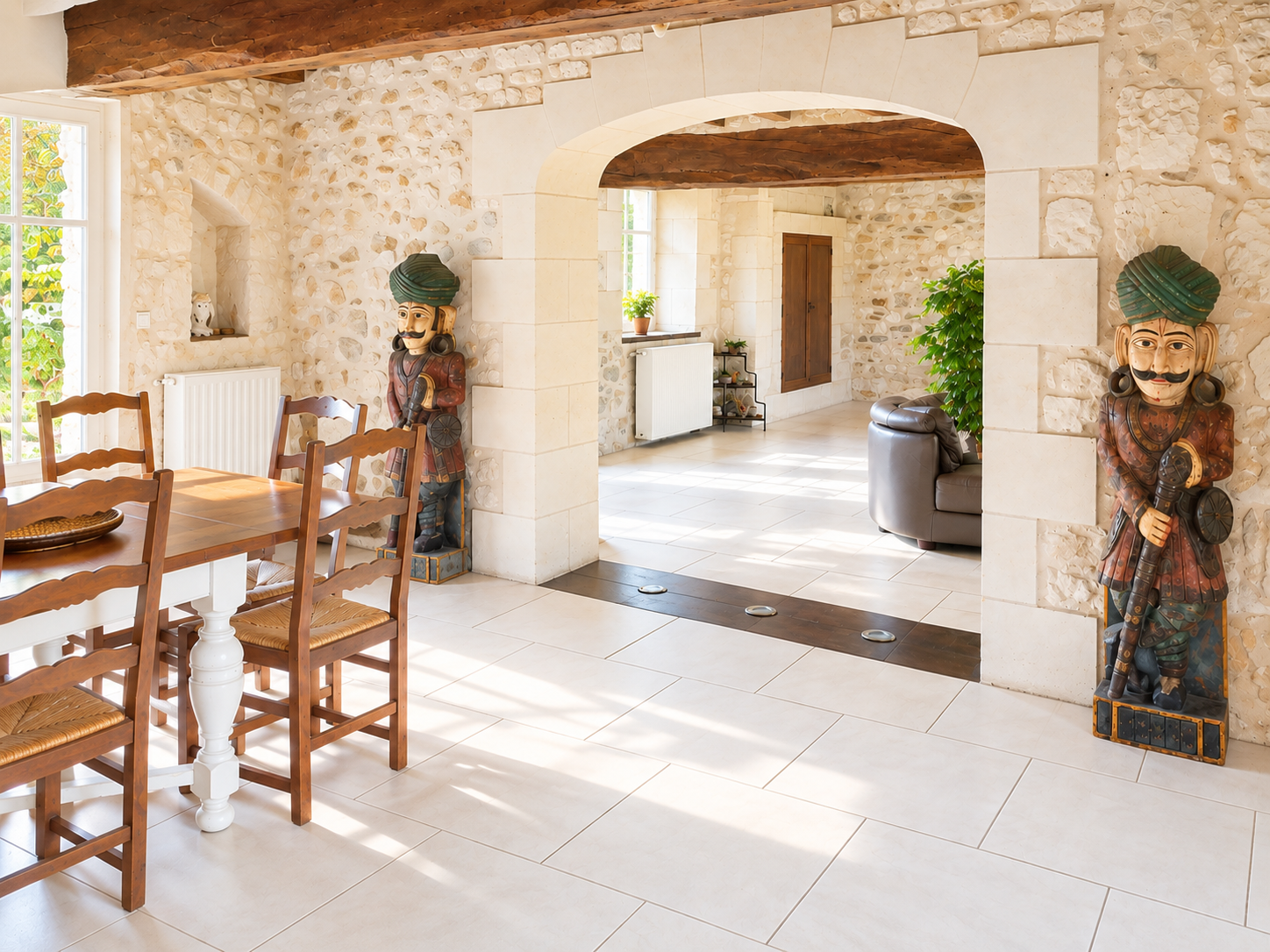 Arche en pierre et salle à manger